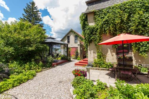 . Russell Manor Bed & Breakfast