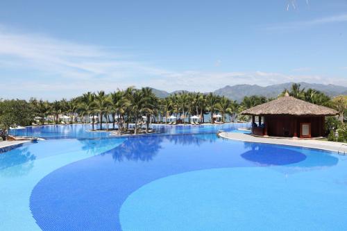 Swimming pool, Vinpearl Luxury Nha Trang in Hon Tre