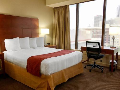 Queen Room with City View image 5