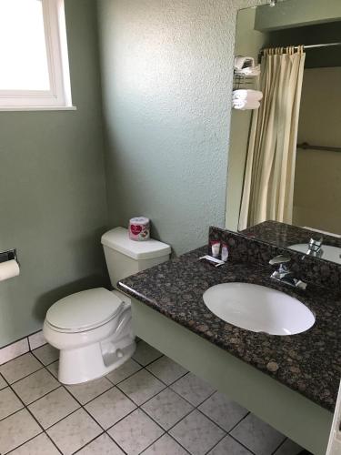 Economy Inn - image 9