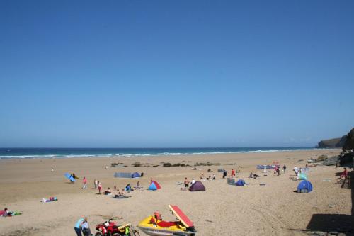 Beachcombers Apartments - image 2