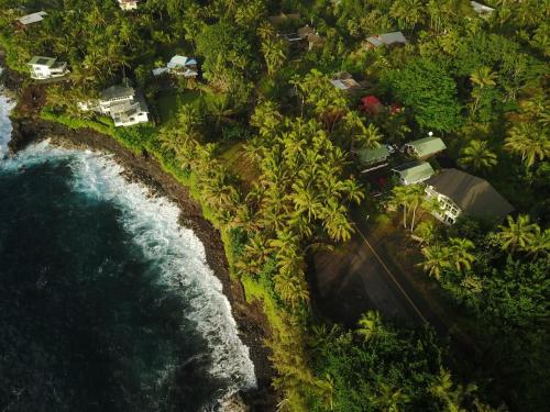 A szálláshely kívülről, The Dolphin Cottage at Kehena Beach in Kehena (HI)