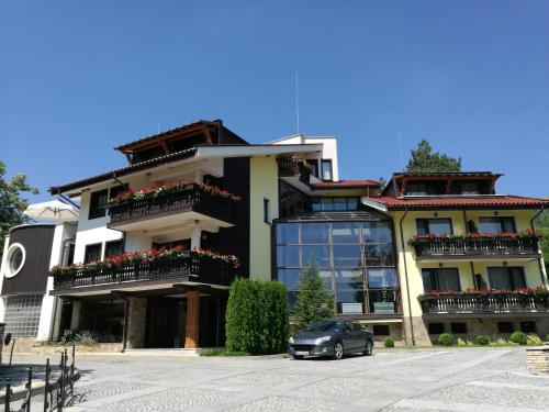 Ieeja, Park Hotel Izvorite in Kotele