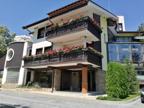 Ieeja, Park Hotel Izvorite in Kotele