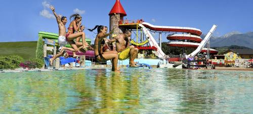 สวนน้ำ, Chata Liptovská Mara (Chata Liptovska Mara) in ลิปตอฟสกี ตรโนเวซ