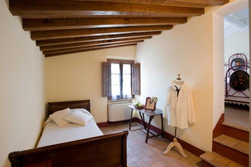 Poderi Arcangelo Set in a prime location of San Gimignano, Poderi Arcangelo puts everything the city has to offer just outside your doorstep. Featuring a complete list of amenities, guests will find their stay at the 