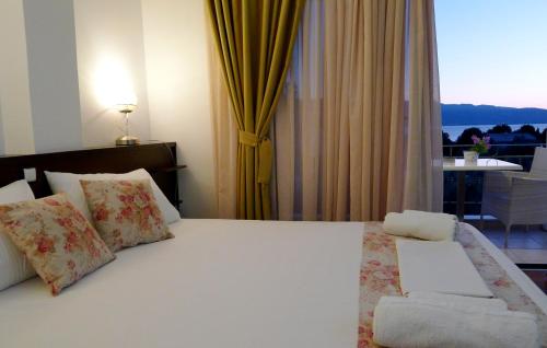 Ampoulos Rooms & Apartments