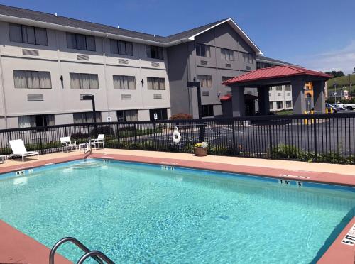 游泳池, 麗笙維珍尼亞州阿賓登鄉村套房酒店 (Country Inn & Suites by Radisson, Abingdon, VA) in 弗吉尼亞州阿賓登 (VA)