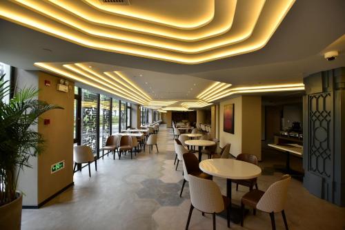 Restaurant, SHANGHAI-DECO Hotel-Free shuttle bus to Pudong Airport and Disneyland in Shanghai