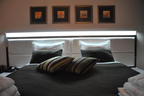 2 twin beds, 1 sofa bed