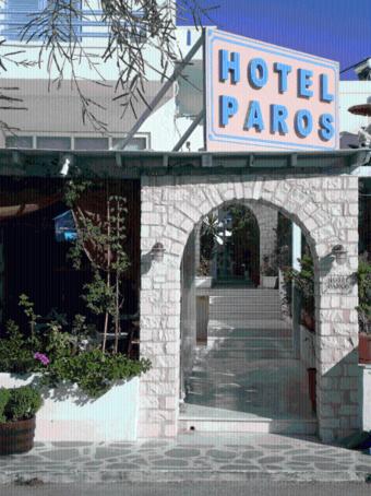 Ieeja, Hotel Paros in Paras sala
