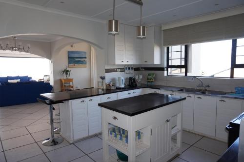 Kitchen, CodsView Beach House in Pennington