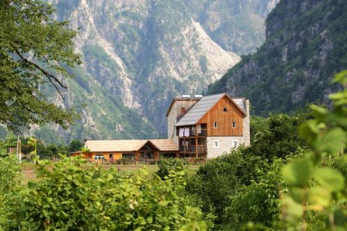 Bujtina Polia – Theth, KY