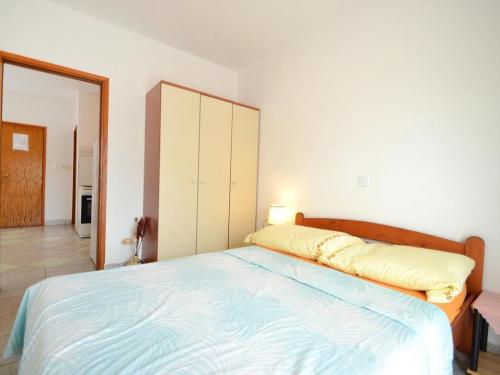  Apartment Povljana 12169b in Povljana