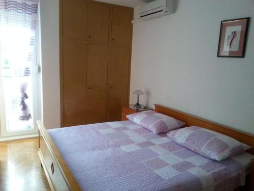 Apartments by the sea Omis - 13796 