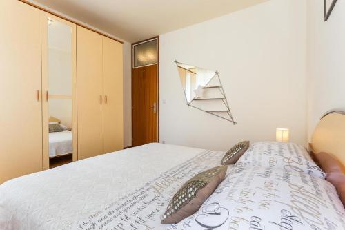Apartments with WiFi Split - 13957, Split (photo 8)