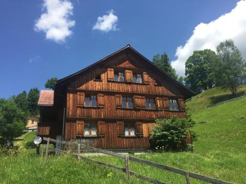 Sunnaschi Appartements - Wohnungen oder gesamt als Hütte, Pension in Laterns bei Röns