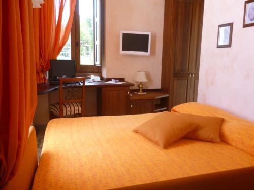 Standard Double Room image 2