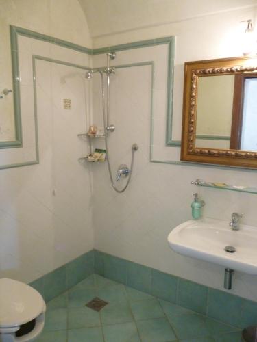 Economy Double Room image 5