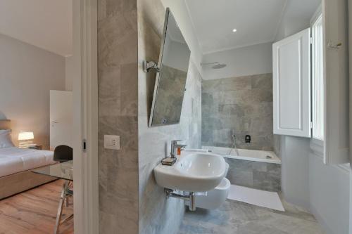 Apartments Florence - Santa Croce Deluxe - image 14