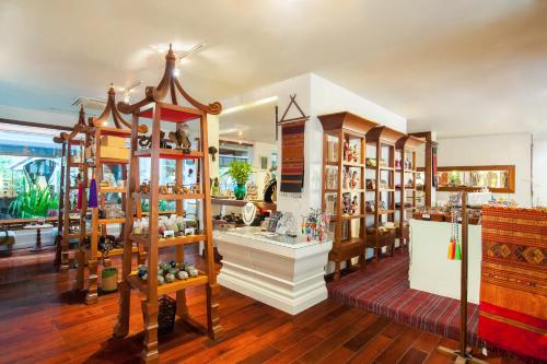 Front desk [24-hour]