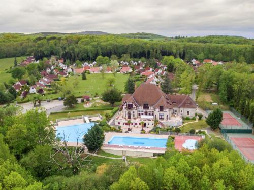 Comfortable home with terrace in a pleasant holiday village - image 3