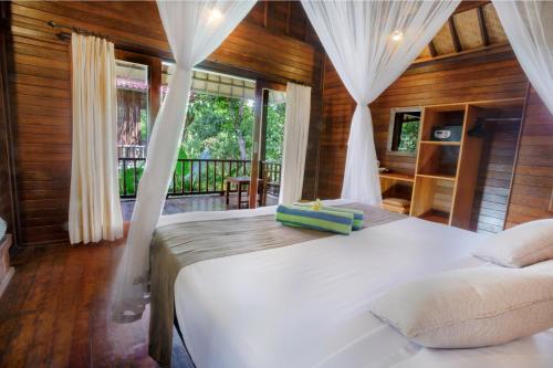 Darsan Lembongan Boutique Cottage Darsan Lembongan Boutique Cottage is conveniently located in the popular Nusa Lembongan area. Both business travelers and tourists can enjoy the propertys facilities and services. Service-minded staf