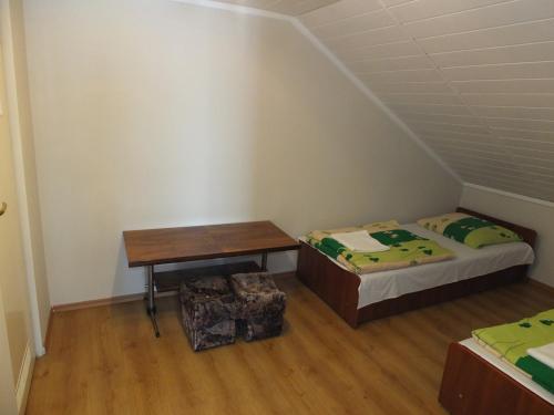5 twin beds, 1 sofa bed