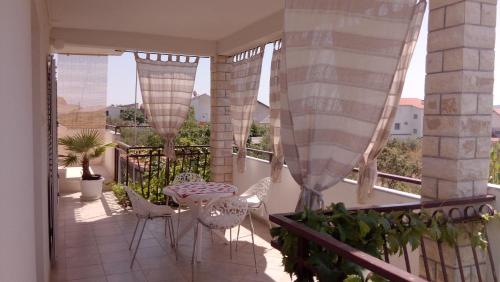  Apartment Vedrana, Pension in Tribunj