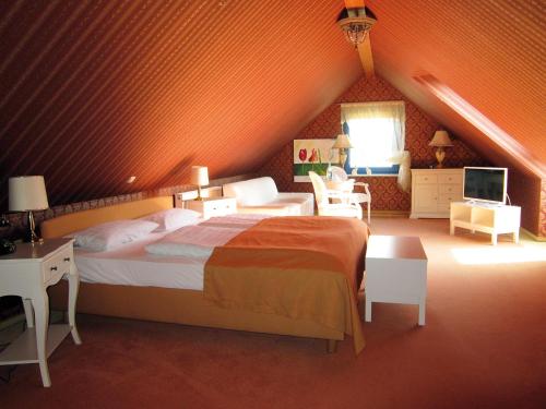 2 bedrooms, 3 beds