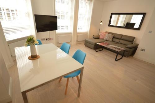 St Anne's Court by Indigo Flats, Londýn