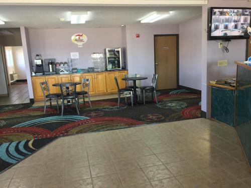 Super 8 by Wyndham Sweet Springs - image 3