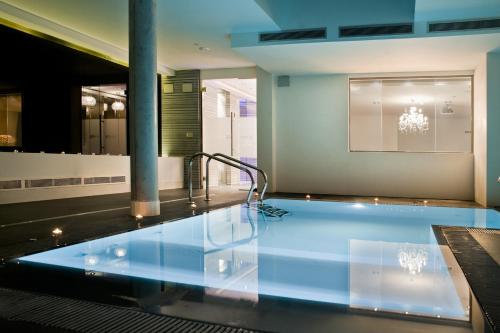 Swimming pool, Kadrit Hotel in Cadrete