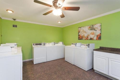 Days Inn by Wyndham San Diego Hotel Circle - image 3