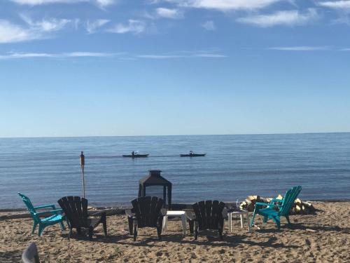 Les pieds dans le sable in Šambora (QC)
