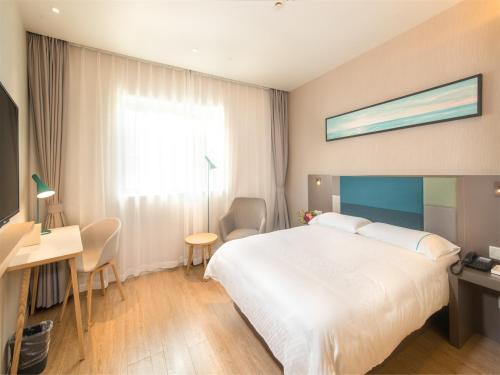 Home Inn Selected Nanjing Xuanwu Lake New Model Road Subway Station Located in Xuan Wu District, Home Inn Selected Nanjing Xuanwu Lake New Model Ro is a perfect starting point from which to explore Nanjing. The property offers a wide range of amenities and perks to en