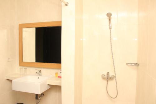 Naka Hotel Kupang - 화장실