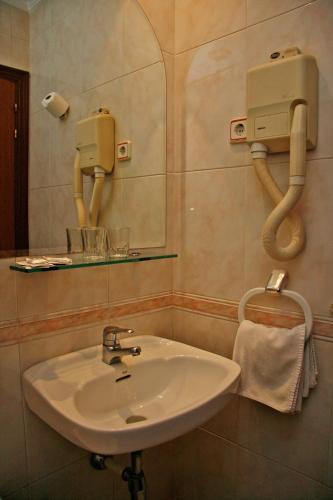 Hostal Victoria II Room Type - Triple Room (3 single Beds)