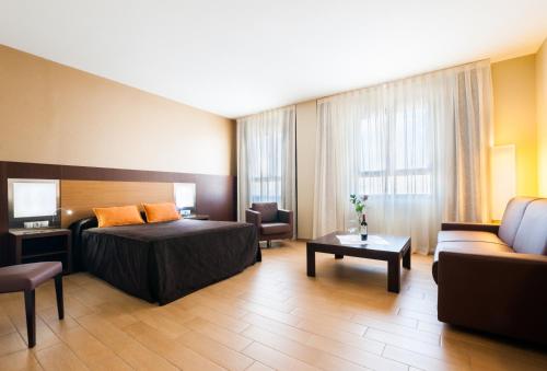 2 twin beds, 1 sofa bed