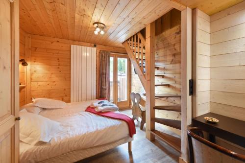 2 bedrooms, 7 beds