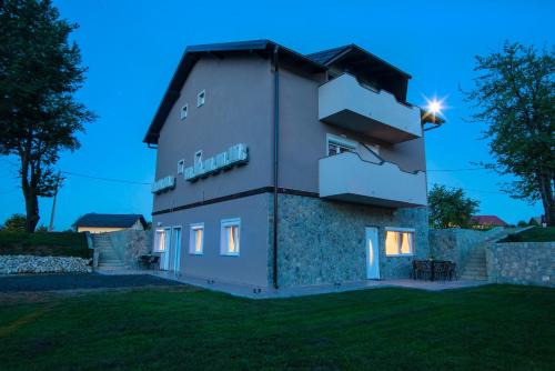  Black Queen Guesthouse in Grabovac