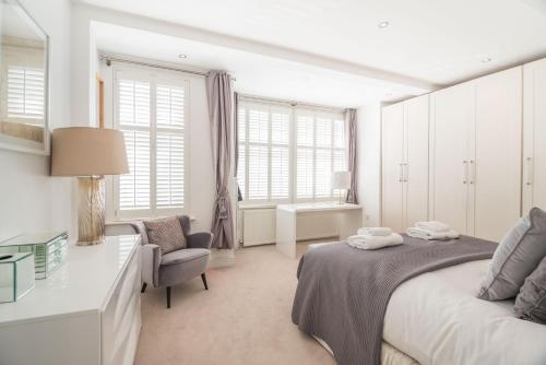 Luxury Barnes Family Home With Garden Retreat, , London