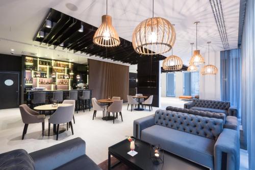 Grand Ascot Hotel - image 11