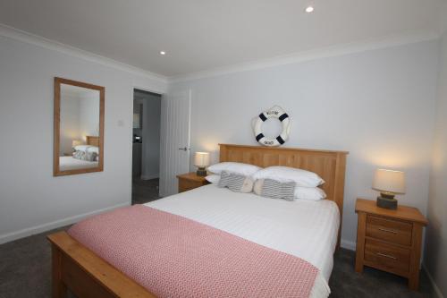 Mawgan Porth Apartments - image 8