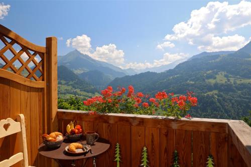 balkon/terras, Les chambres et Roulottes des Noisetiers in Leysin