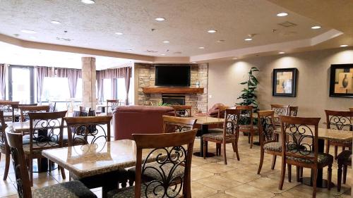 ห้องส่วนกลางสำหรับนั่งเล่น/ดูทีวี, รามาดา บาย วินด์แฮม เซนต์จอร์จ (Ramada by Wyndham St George) in เซนต์จอร์จ (UT)