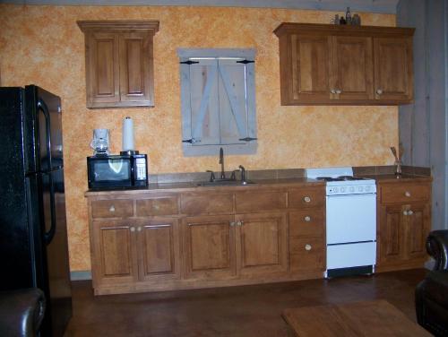 Breezy Hills Cottages - Moonlight Cottage - main image