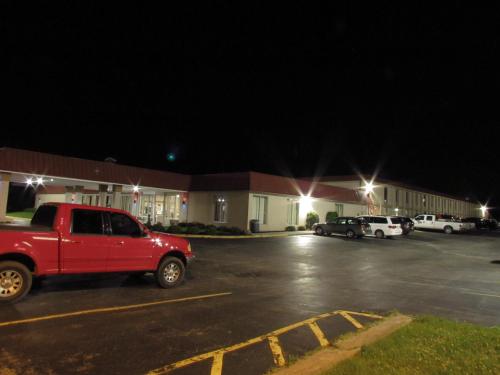 USA Inn and Suites - image 10