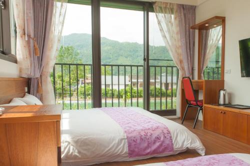 Quadruple Room image 9