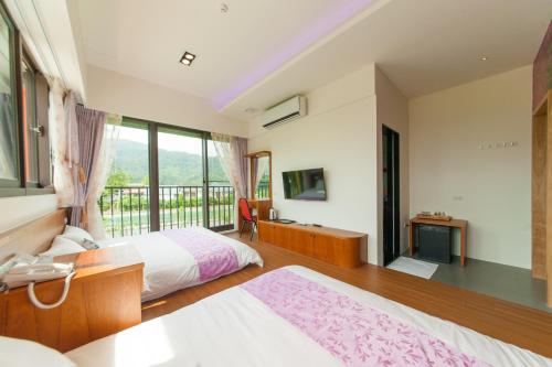 Quadruple Room image 8